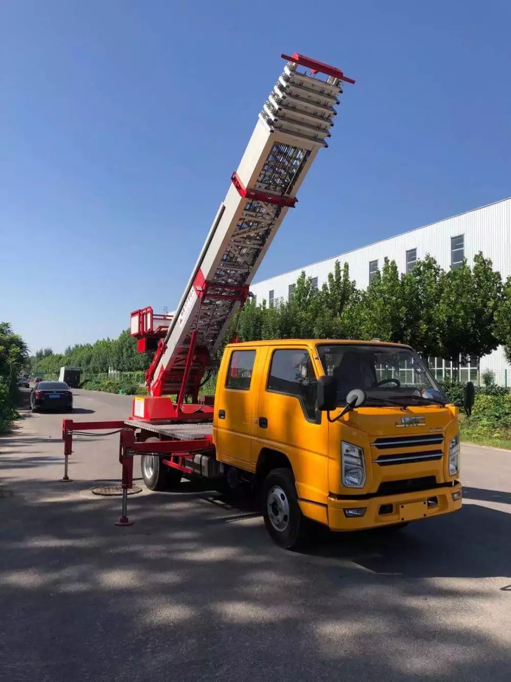 内江附近的云梯车出租服务：轻松解决高空作业需求